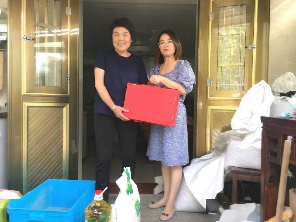 王丹丹先后来到失独户叶廷江,杨和桂,李来春,叶乃学的家中.