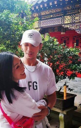 50岁钟丽缇疑怀四胎?小腹微凸不见腰,曾去普陀山求子