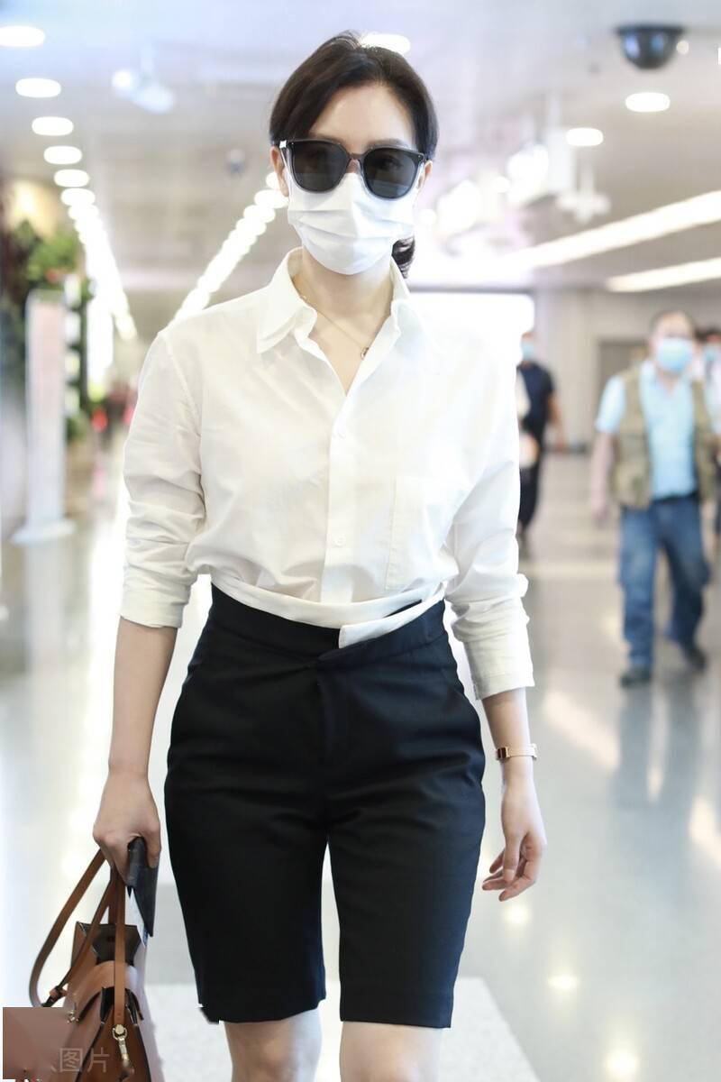 陈数真有女神范穿白衬衫配五分裤又酷又美踩短靴个性时尚