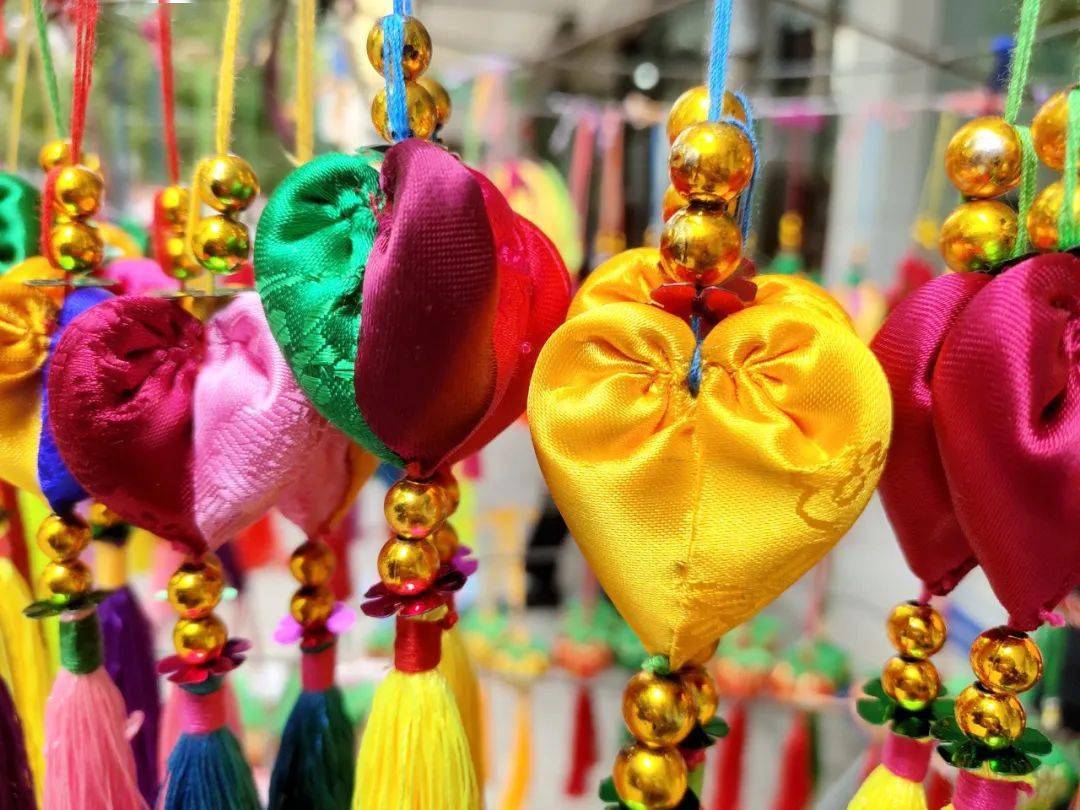 网络中国节端午未至街头荷包飘香