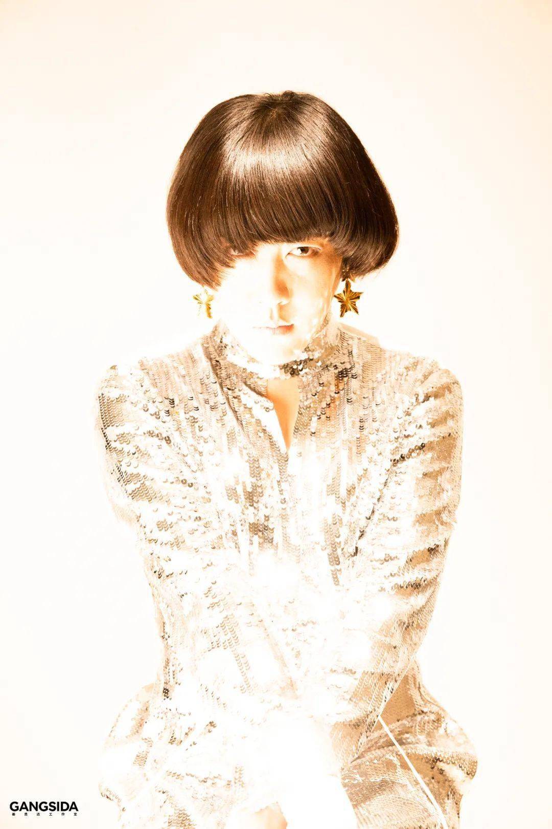 姜思达特展"爱我"开幕:艺术无关身份,是一种情绪化的自我表达_展览