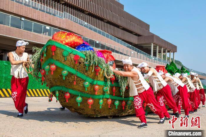 旱地行船实景表演. 兰华 摄