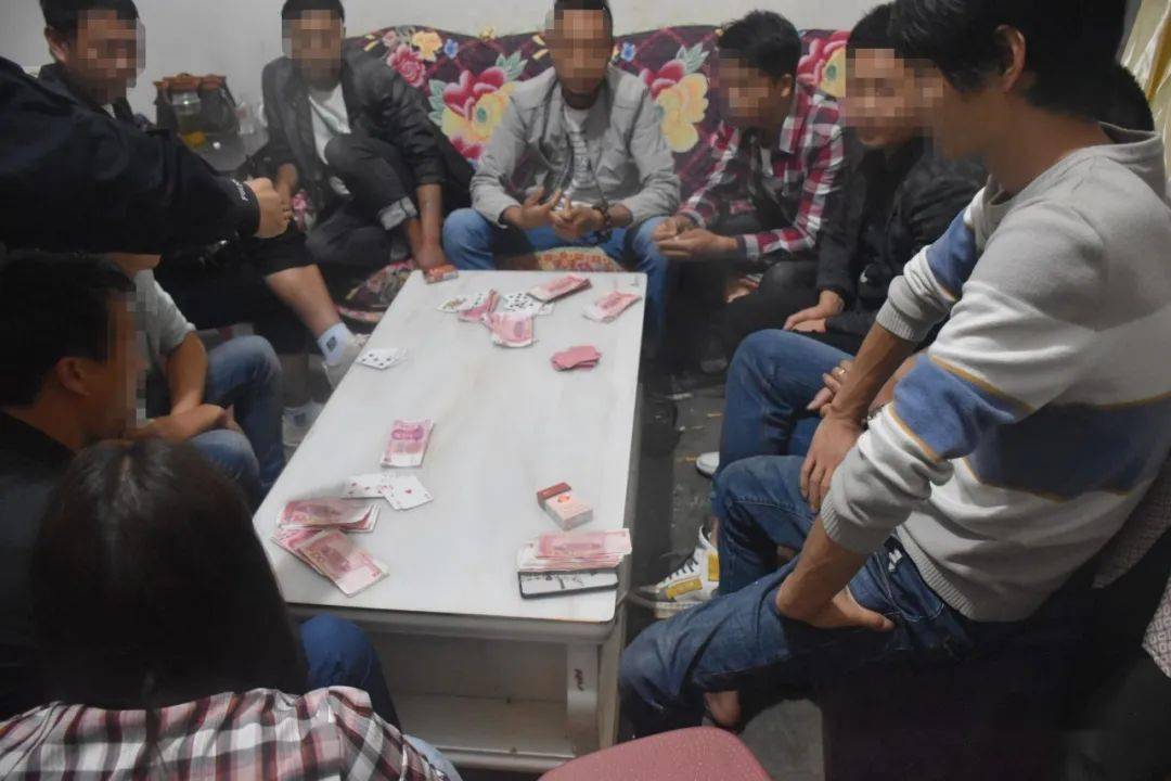 有人举报在在小寨村赖子沟小学处有多人以玩纸牌(斗牛牛)方式进行赌博