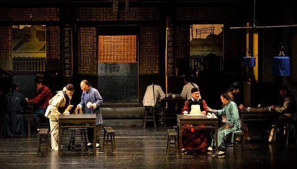 穿梭于老匾额和店招幌下小摊小贩的吆喝叫卖声里,在茶馆落座歇脚之际