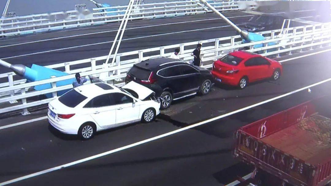 突发沪苏通大桥连续发生三起追尾事故
