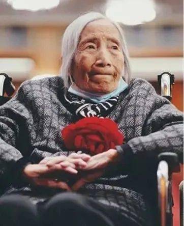 过着艰苦朴素的生活这位老人名叫夏森一位98岁的老人坐着轮椅上台领奖