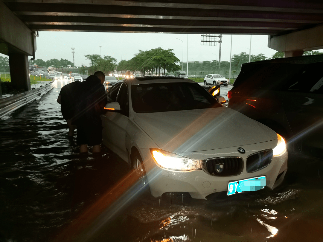 顺德一宝马车内突然传出大声呼救车上还有婴儿