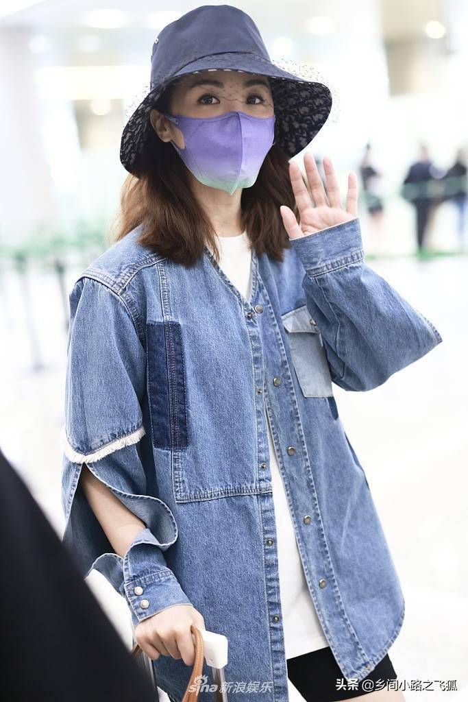 阿sa蔡卓妍穿牛仔衬衫玩下衣失踪 对镜头甜笑挥手美腿吸睛_机场