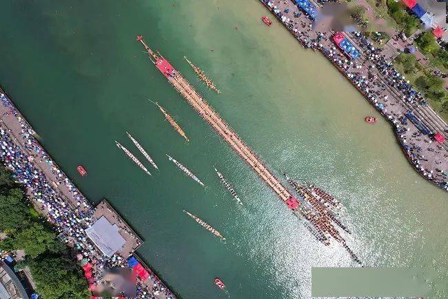 贵州施秉世界最长木龙舟载着300多人盛装展演