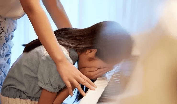 6岁男孩闭着眼睛弹钢琴网友贝多芬都弹不出的忧伤