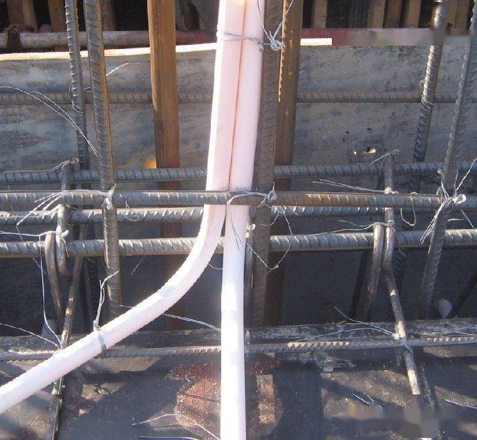 建筑工程中常用的四种电气导管:pvc管(硬化聚氯乙烯管),kbg管(扣压式