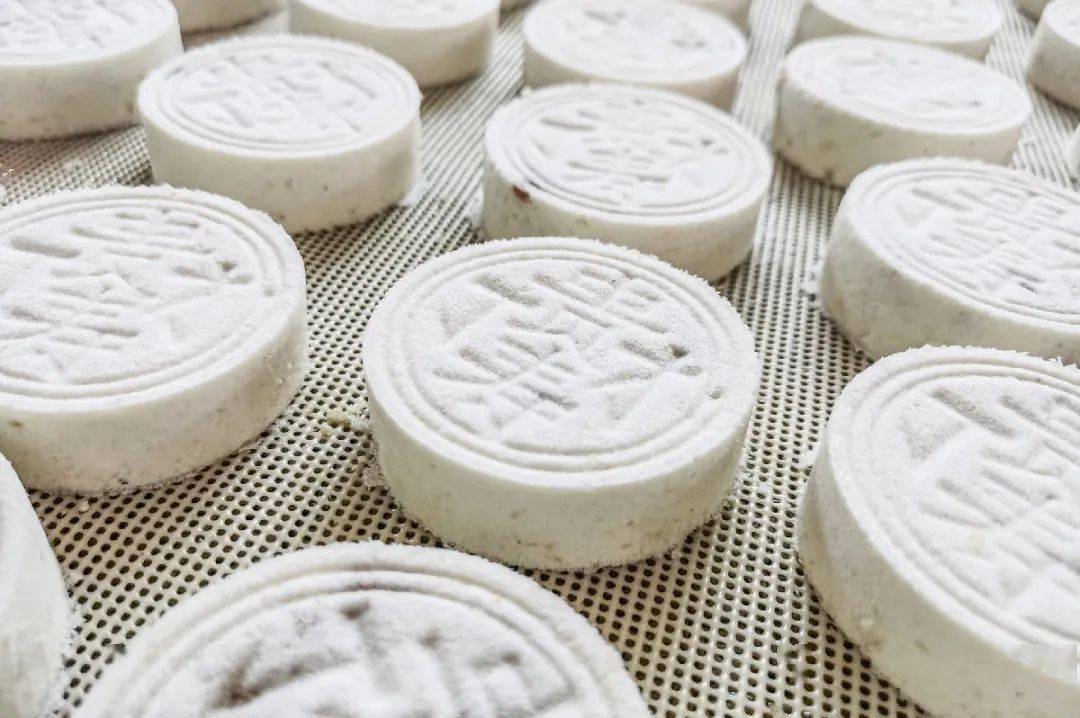 梧州美食大赏蜜汁葛根饼葛根月饼一起领略藤县特产的新风味