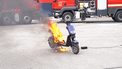 随之冒出烟雾电池部位迸出火花在接通电源不久后充满电的电动车实验