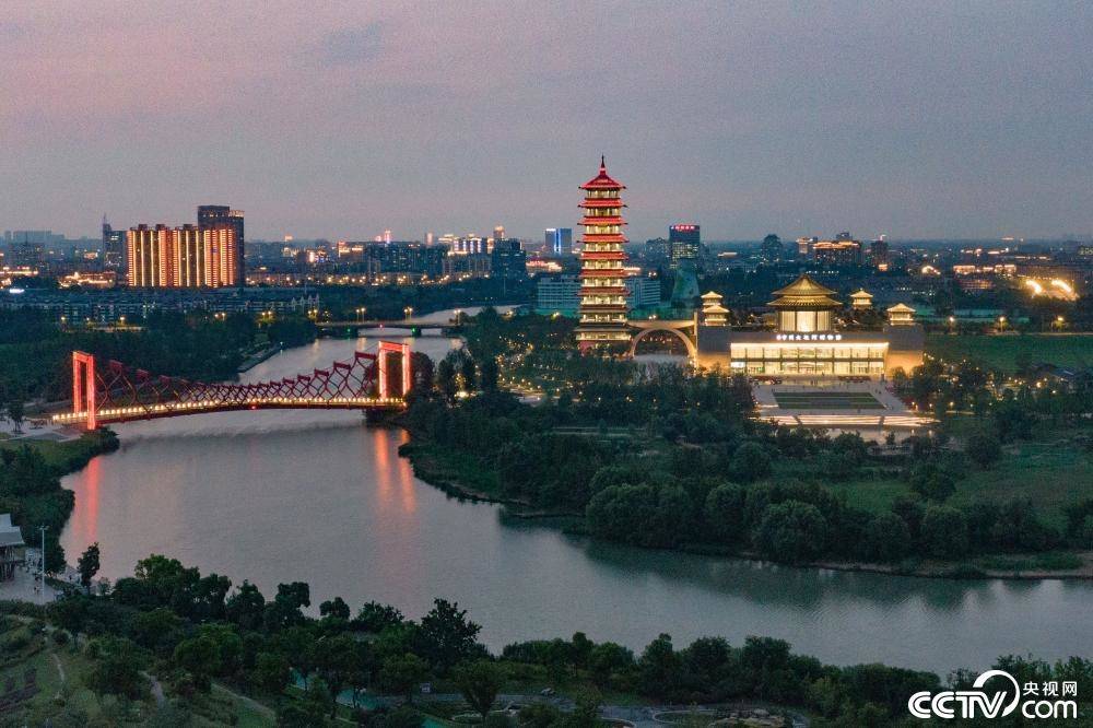 扬州三湾古运河畔,由展馆,内庭院,馆前广场,大运塔和今月桥五部分组成