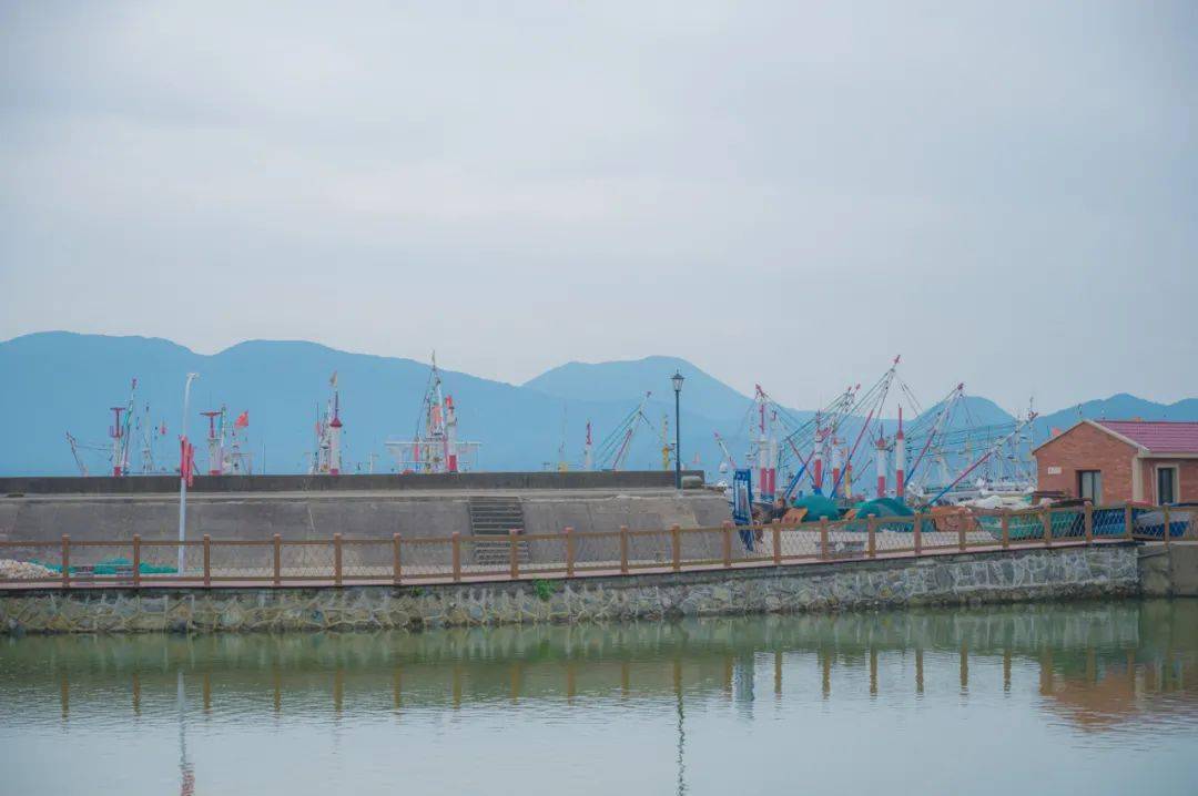 海岛风光,矗立的38盏灯向人们讲述着这段由蚂蚁岛妇女们创造出的奇迹