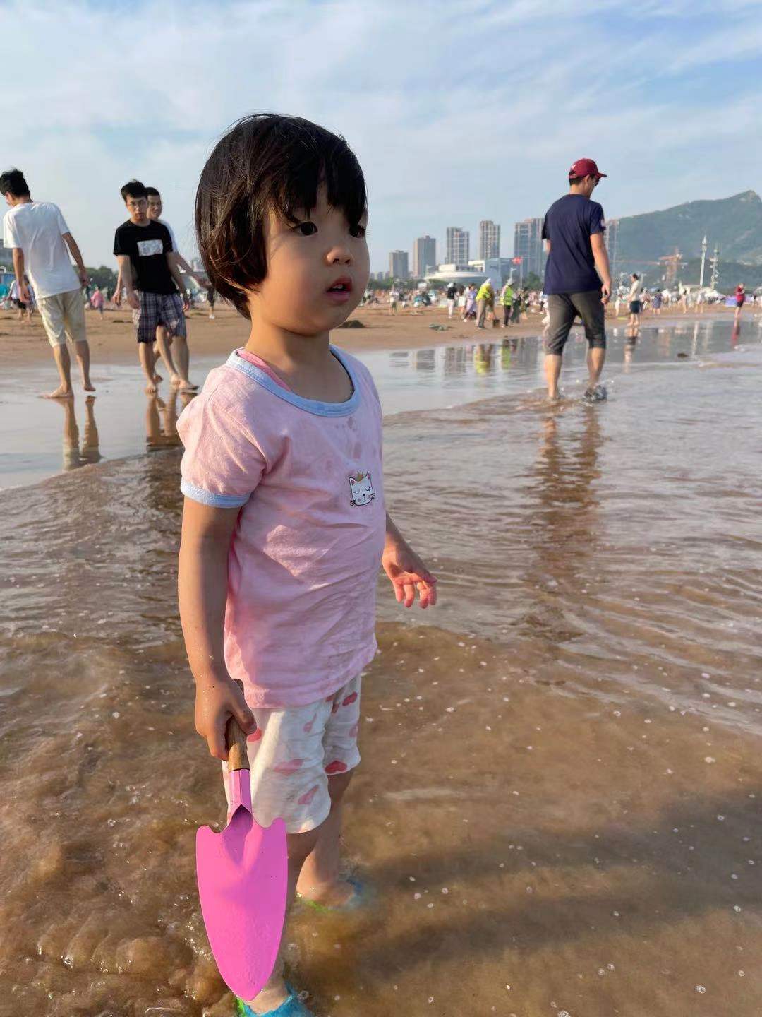 一个小小女孩去看海