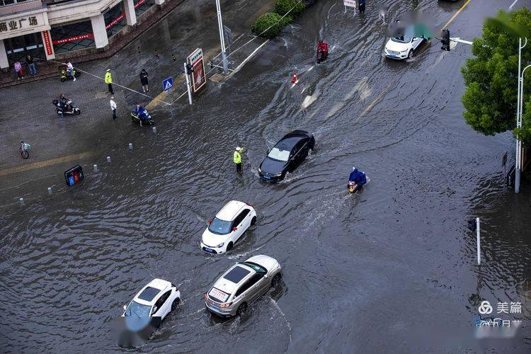 大雨磅礴實拍漢中交警在雨中堅守