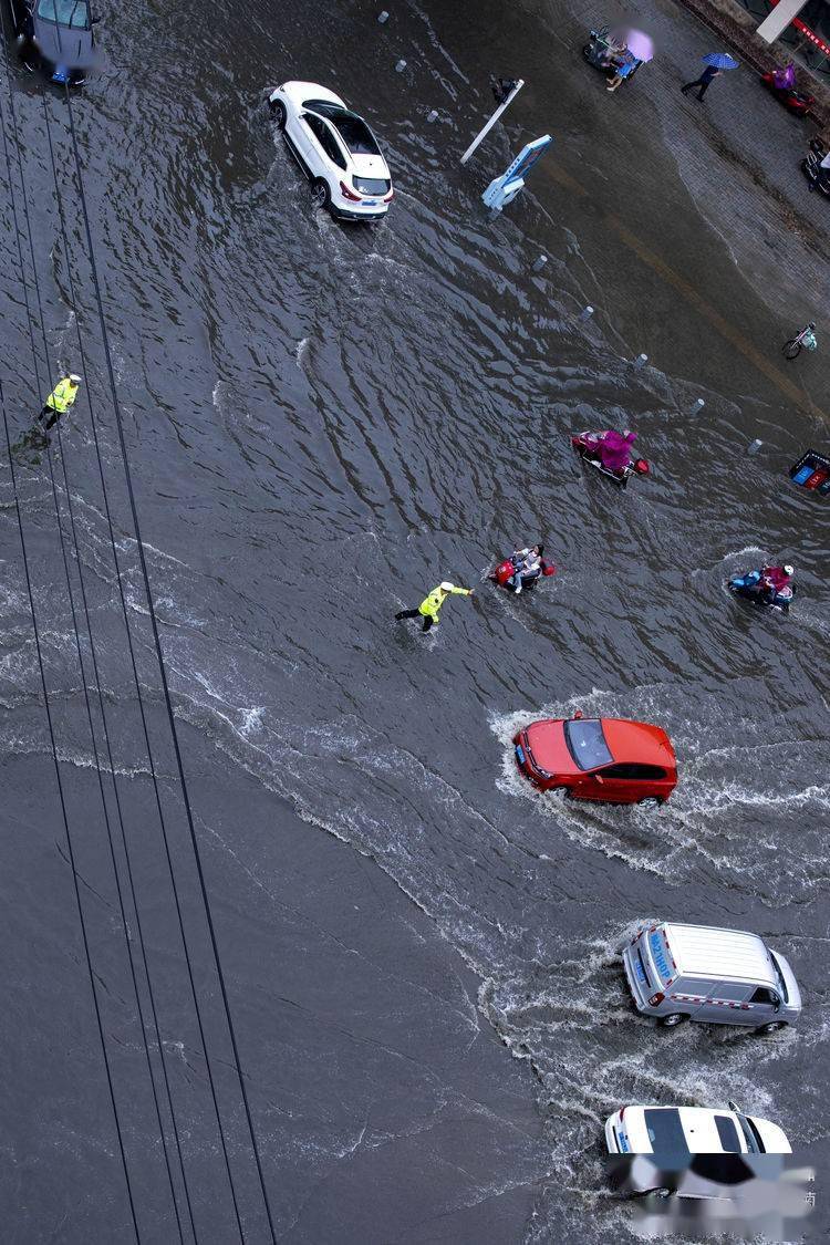 大雨磅礴实拍汉中交警在雨中坚守