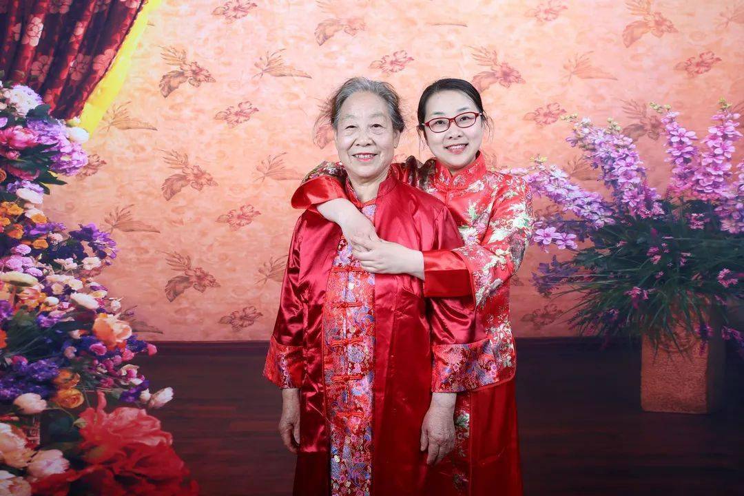 小辛生活硬核单位专门布置摄影室给职工拍全家福