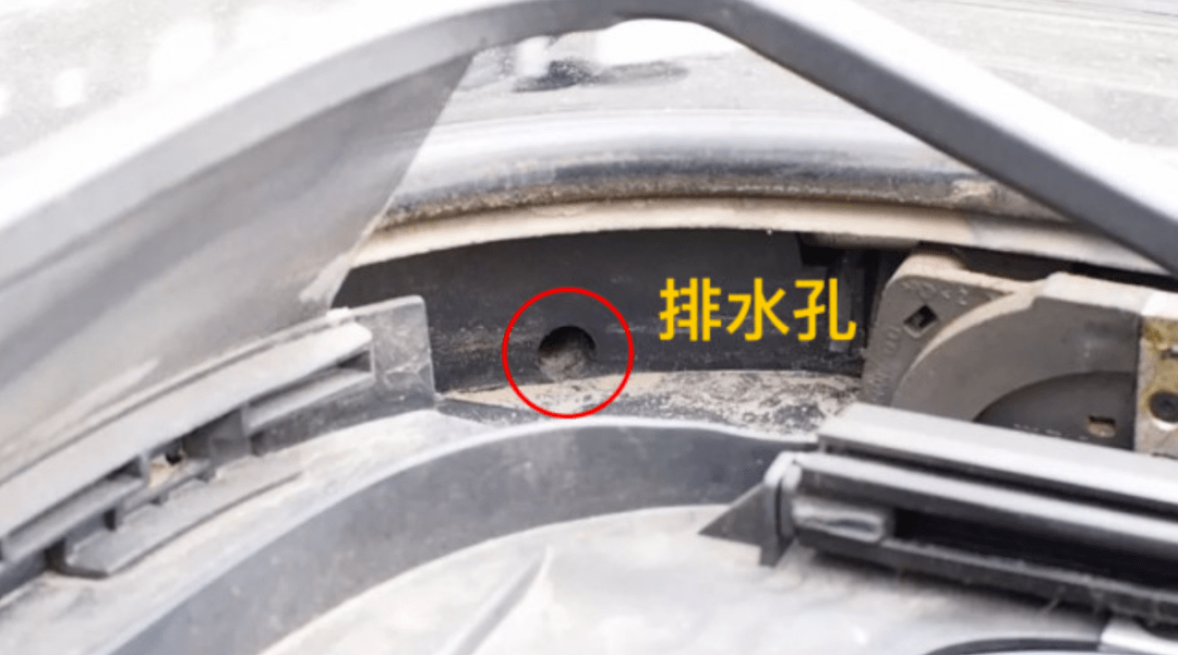 天窗上有4个排水孔