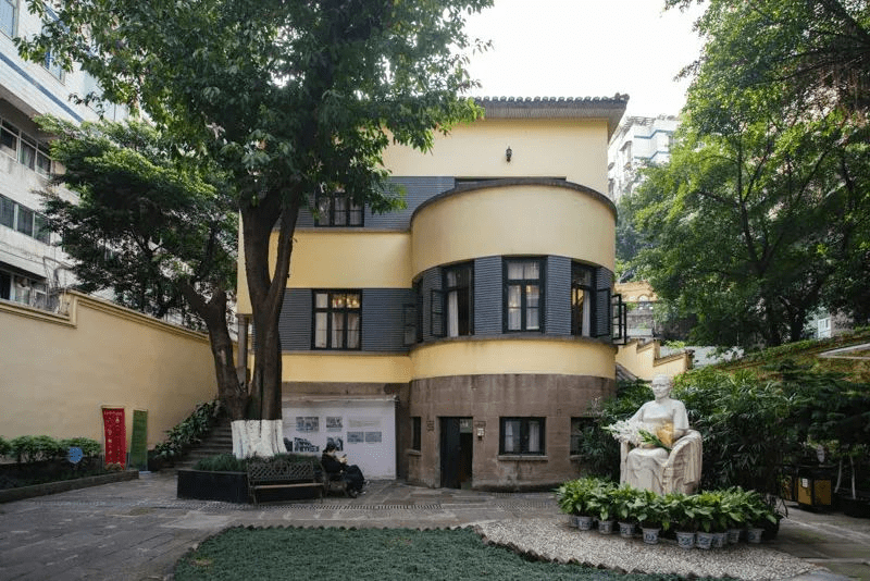 1941年12月8日,太平洋战争爆发后,日军占领香港,10日宋庆龄在廖承