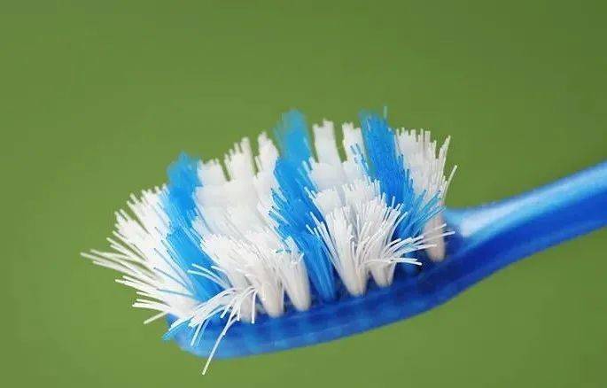 另外,若是牙刷根部颜色变深或者牙刷已经磨损变形,一定要及时更换