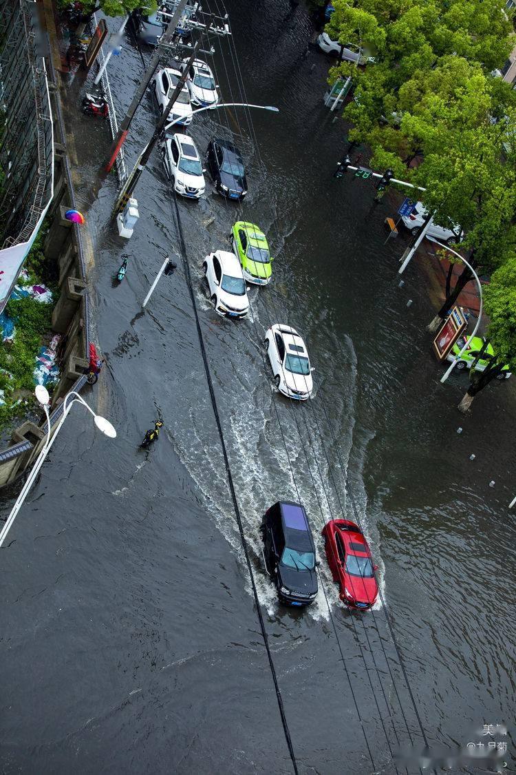 大雨磅礴实拍汉中交警在雨中坚守