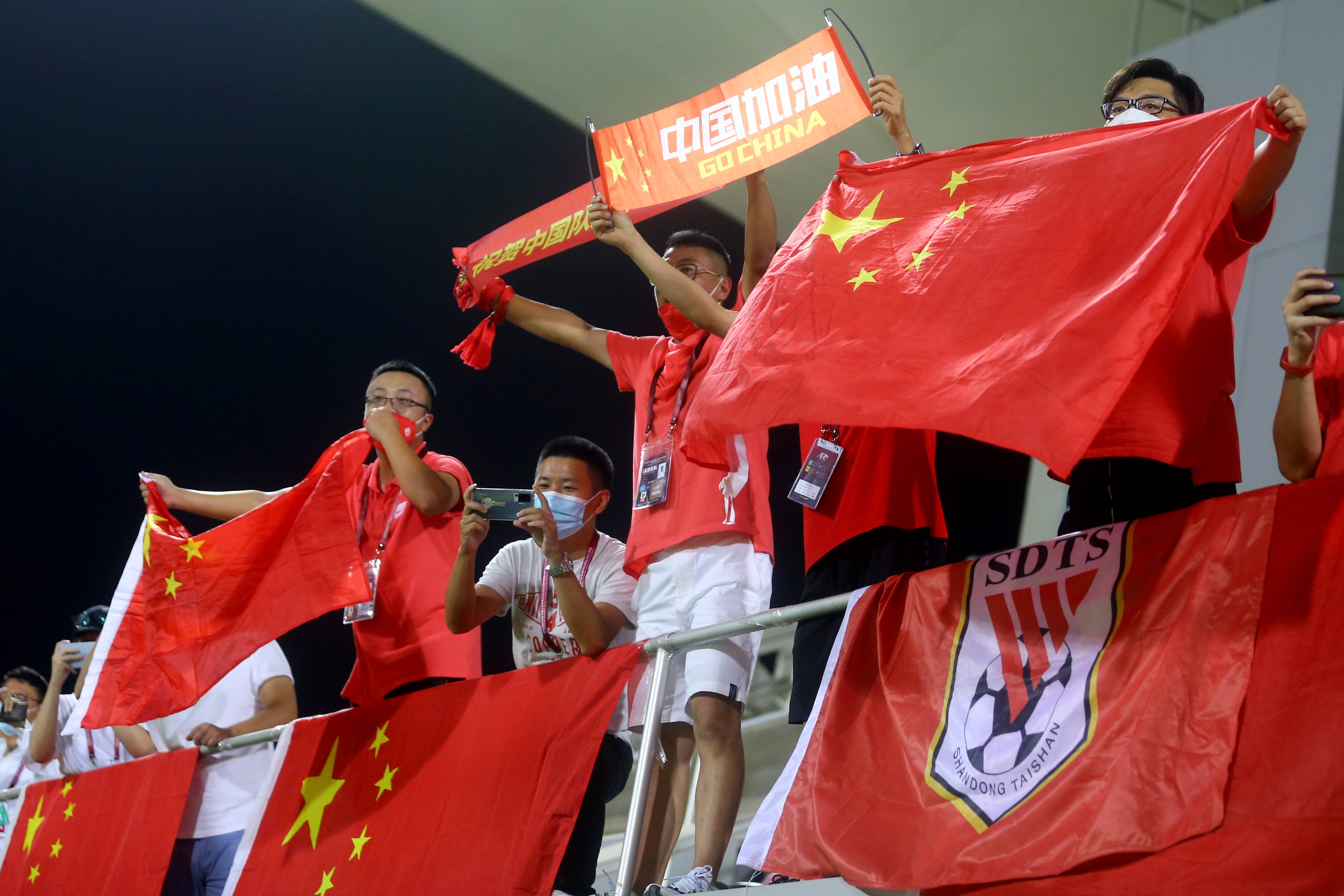 6月15日,现场观战的中国队球迷为球队加油助威