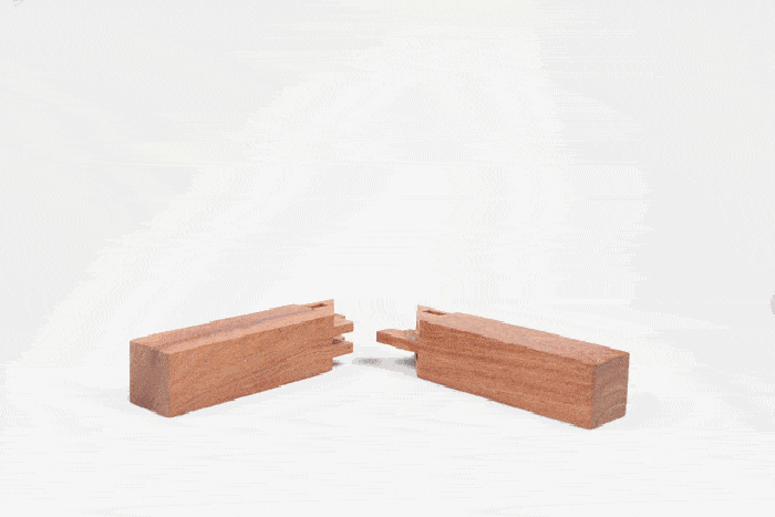 柱头长短榫组合时,长短榫分别与大边抹头上的榫窝吻合,同时边框外斜角