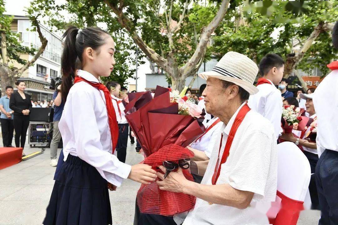 少先队员的曲谱_少先队员敬礼简笔画(2)