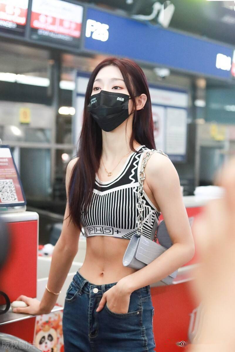 街拍曾可妮露脐抹胸牛仔开衩裤紫色手袋时尚火辣