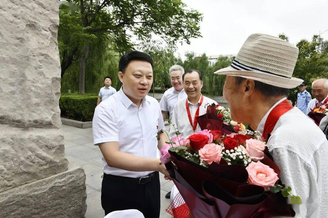 少先队员的曲谱_少先队员敬礼简笔画(2)