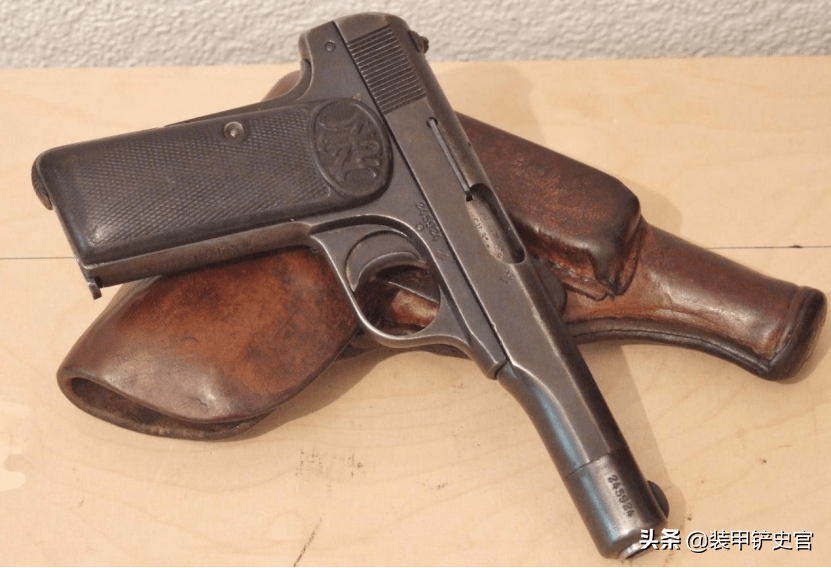 fn m1922型手枪及其枪套,其枪身及握把比fn m1910型明显加长