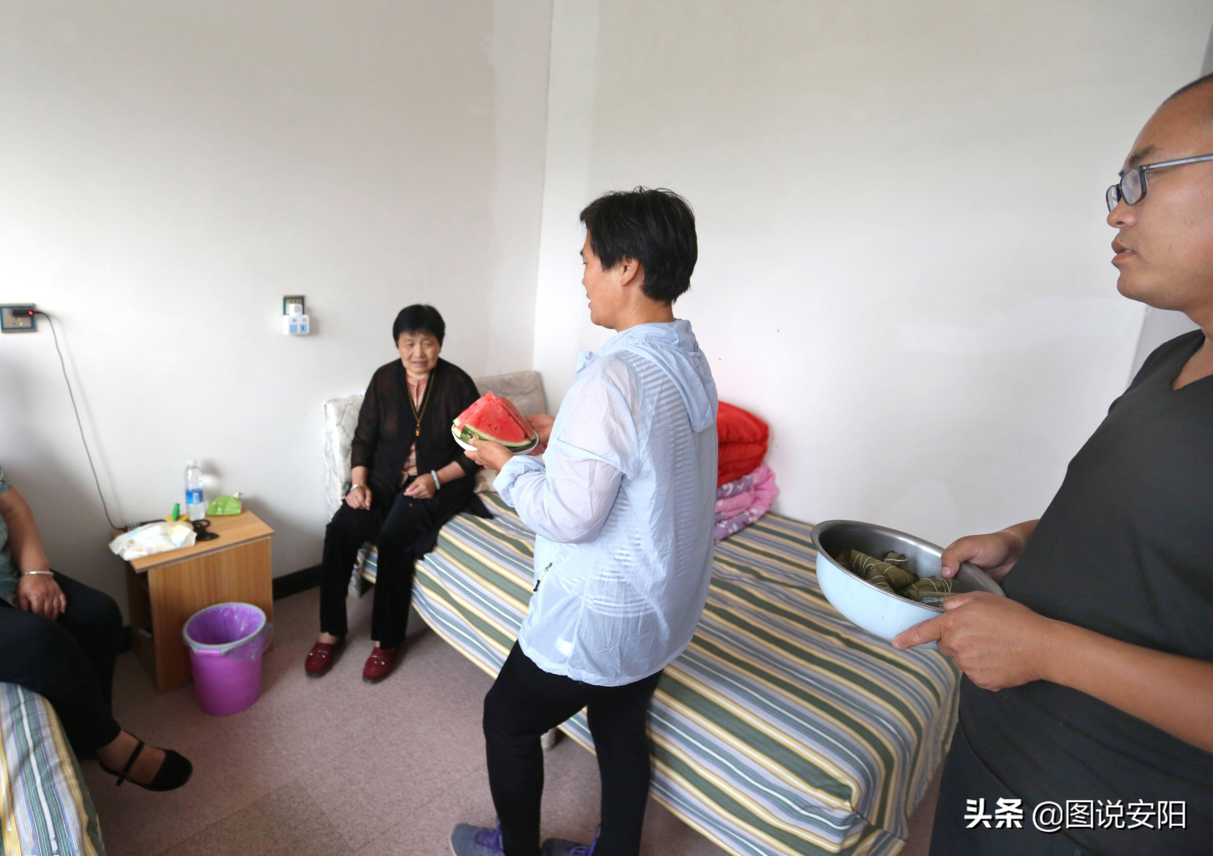 善缘居养老院雷锋驿站站长赵清军把煮好的粽子送给双目失明的八旬老人