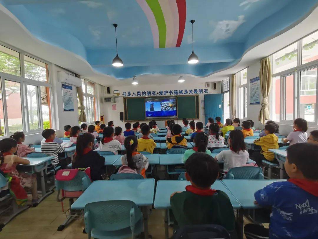 盐城红领巾红领巾相约中国梦盐城市新河实验小学组织师生观看神舟十二