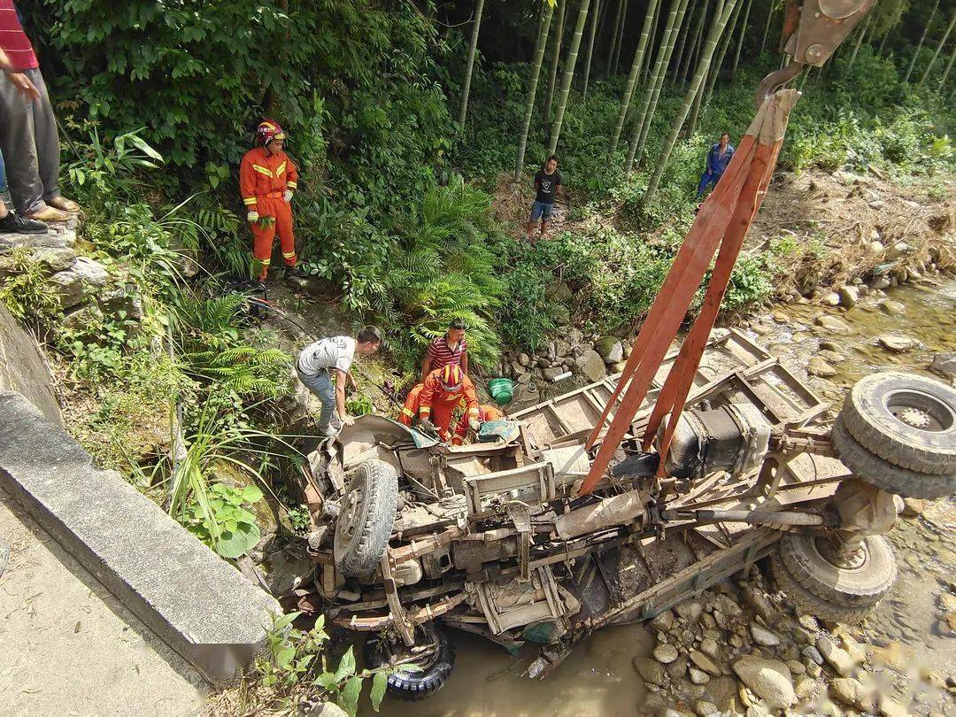 事故车辆侧翻时驾驶室与河道中侧翻在河道中,驾驶员被困一辆拖拉机在