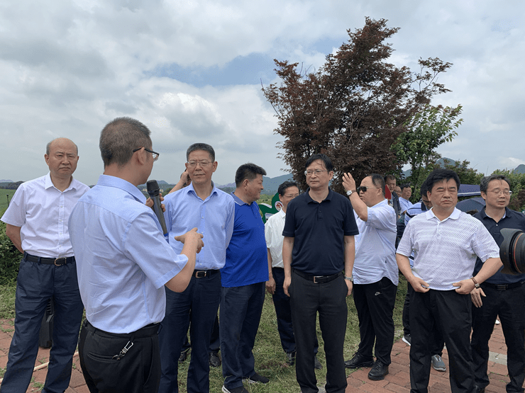 实地视察了智联精品果蔬全产业链项目,听取了清镇市农业科技振兴情况