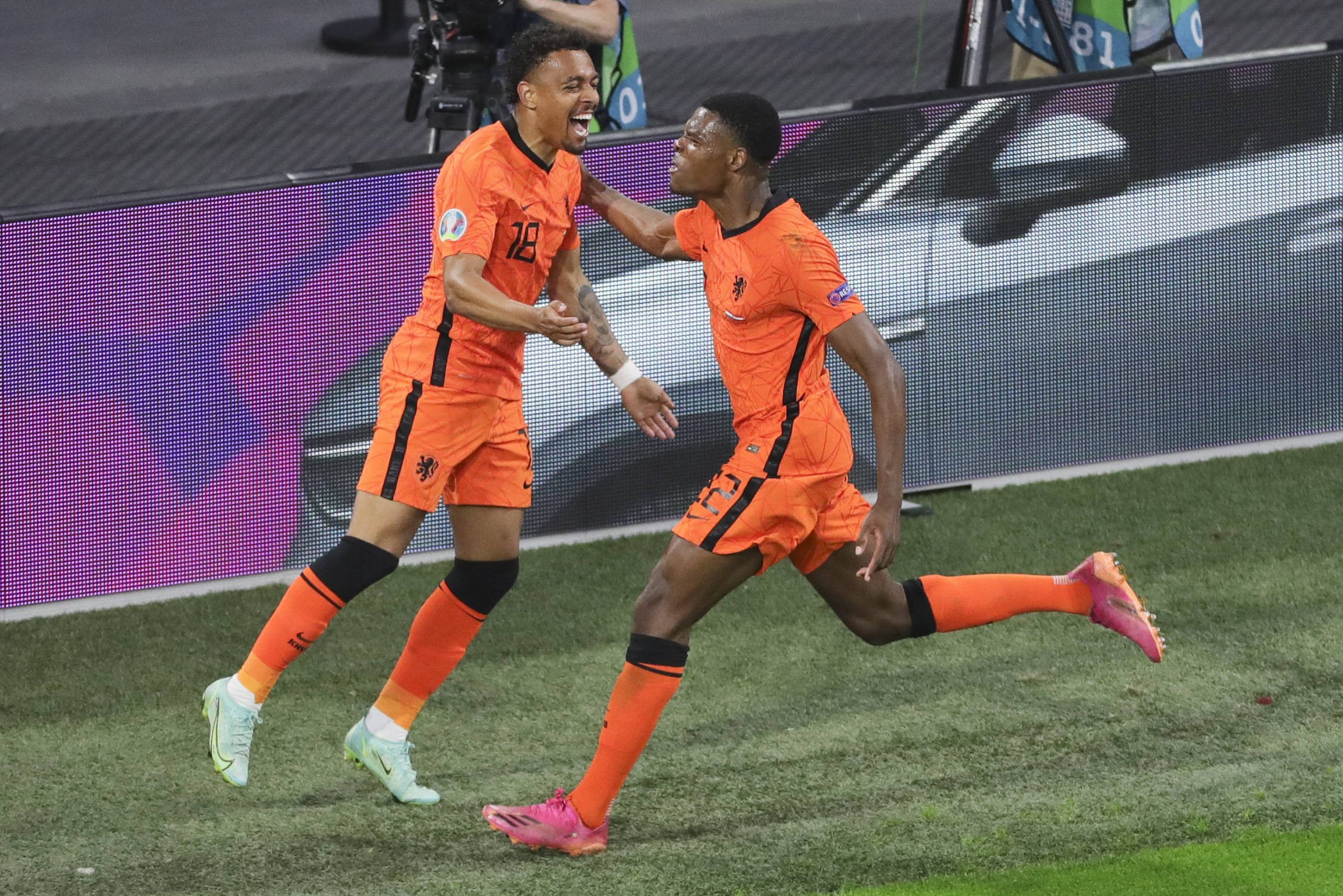 当日,在荷兰阿姆斯特丹进行的欧洲足球锦标赛c组小组赛中,荷兰队以2比