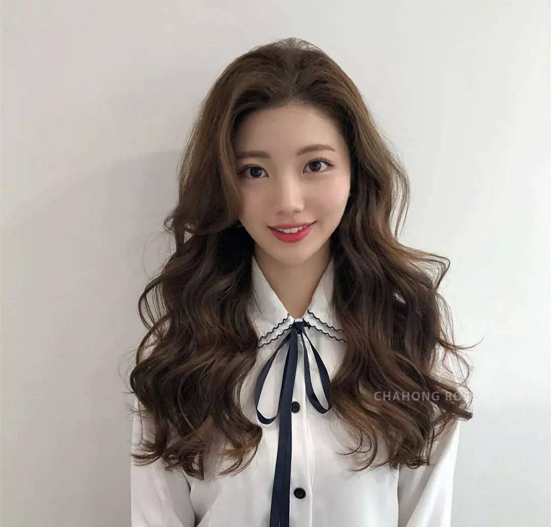 今年非常流行大波浪发型