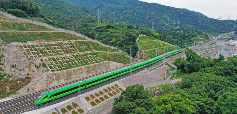 6月18日,一輛綠色的cr200j型動車組行駛在金臺鐵路仙居縣境內的線路上