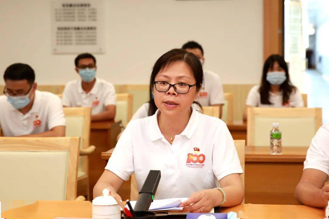 随后,恩平市委办机关党支部书记王秋华结合吴有恒生平故事,以"坚持