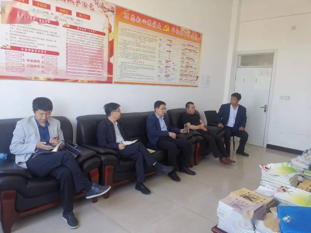 (宁城县教育局裴宏伟局长边听工作汇报边查看学生作业)回归教育的初心