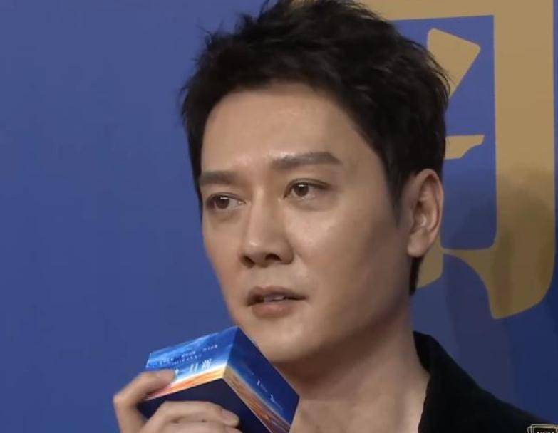 冯绍峰近照曝光,被拍片场擦泪,坐角落抽烟身材消瘦