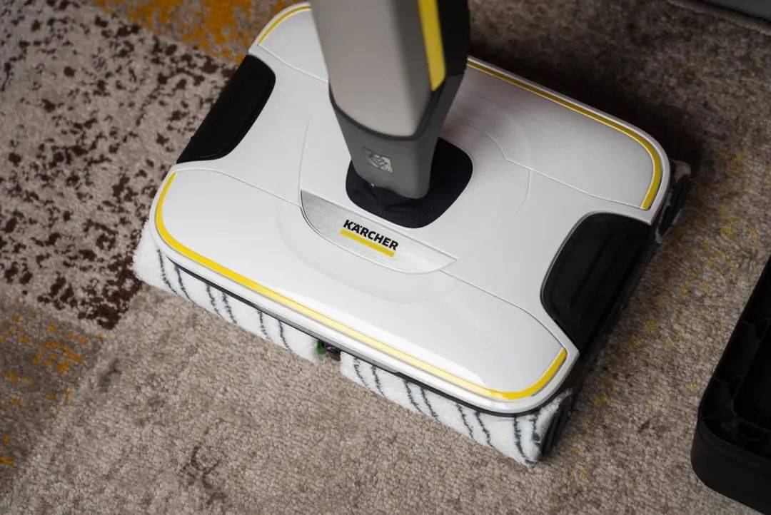 作为一款无线洗地机,fc7在设计上可以称得上"高逼格":不仅由卡赫德国