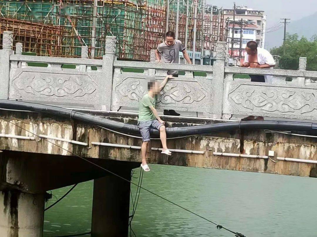 桥头一男子反反复复要跳河