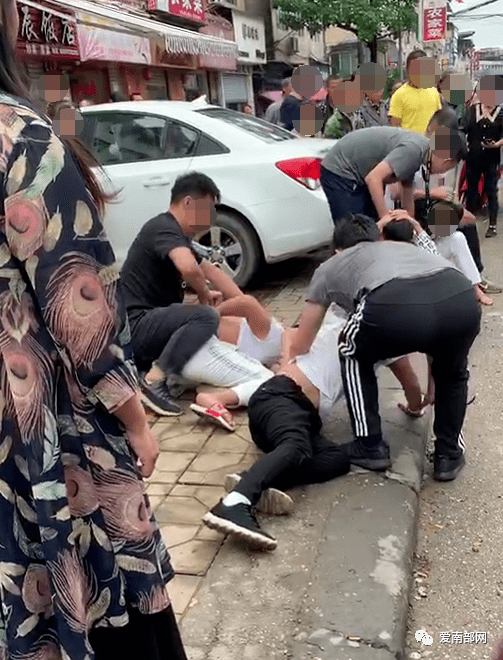 南部街头便衣警察抓获几名犯罪嫌疑人