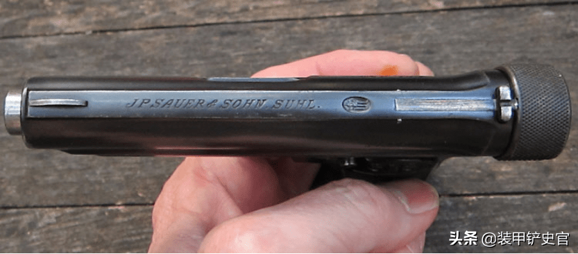 绍尔m1913型手枪的套筒后部细节,注意套筒底盖上方的照门缺口(左)和