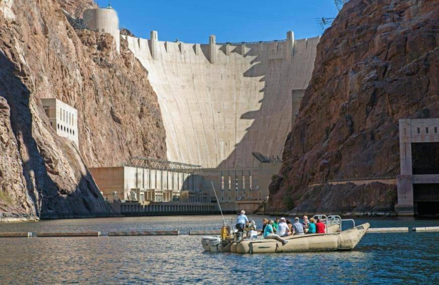 美国有名的胡佛水坝造就了拉斯维加斯城为3千多万人供应水源