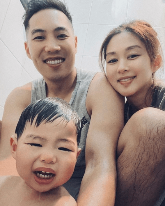 岑丽香晒给儿子洗澡照大赞老公你是最好的