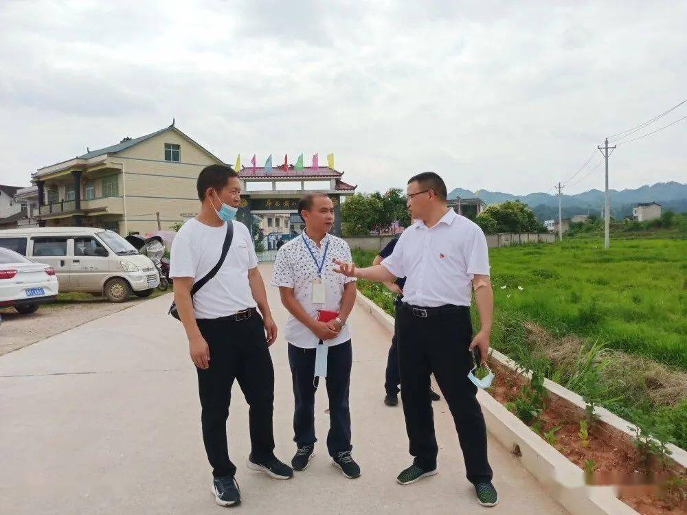 黄平县副县长吴政富到旧州镇平西坝小学调研